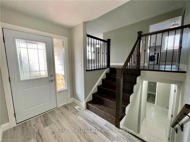 UPPER - 24 Winnifred Ave, House detached with 3 bedrooms, 1 bathrooms and 3 parking in St. Catharines ON | Image 5
