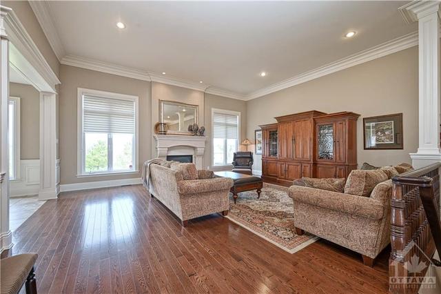 1530 Creagan Court, House detached with 4 bedrooms, 3 bathrooms and 6 parking in Ottawa ON | Image 4