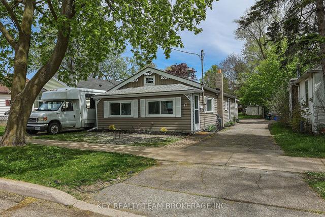 17 Churchill St, House detached with 3 bedrooms, 1 bathrooms and 3 parking in St. Catharines ON | Image 1