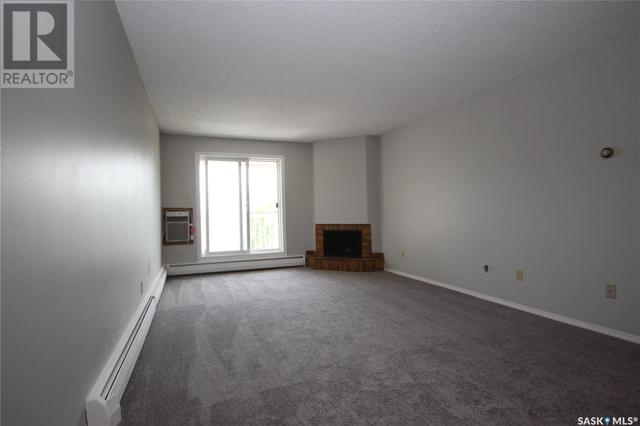 305 - 1808 Eaglesham Ave, Condo with 2 bedrooms, 1 bathrooms and null parking in Weyburn SK | Image 2