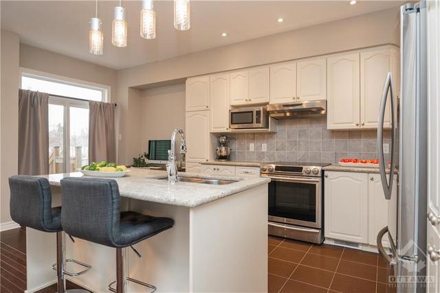 814 Fletcher Cir, Townhouse with 3 bedrooms, 3 bathrooms and 3 parking in Ottawa ON | Image 10