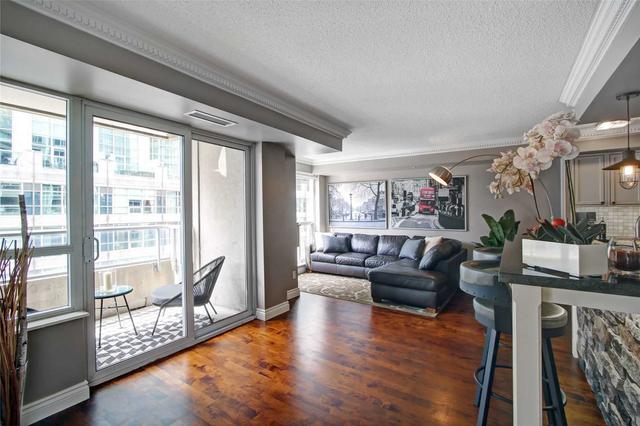 717 - 270 Wellington St W, Condo with 2 bedrooms, 2 bathrooms and 1 parking in Toronto ON | Image 2