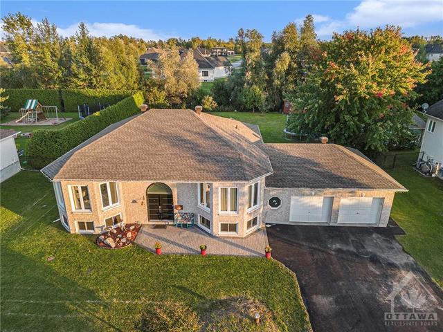 1570 Scottanne Street, House detached with 5 bedrooms, 3 bathrooms and 6 parking in Ottawa ON | Image 2