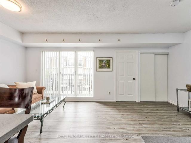 2002 - 3049 Finch Ave W, Townhouse with 4 bedrooms, 3 bathrooms and 2 parking in Toronto ON | Image 5