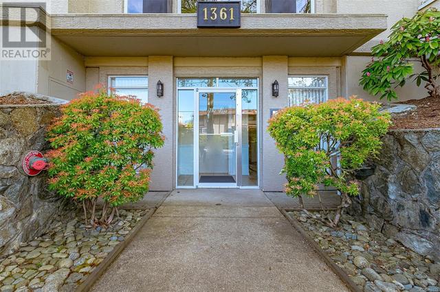 303 - 1361 Hillside Ave, Condo with 2 bedrooms, 3 bathrooms and 1 parking in Victoria BC | Image 2