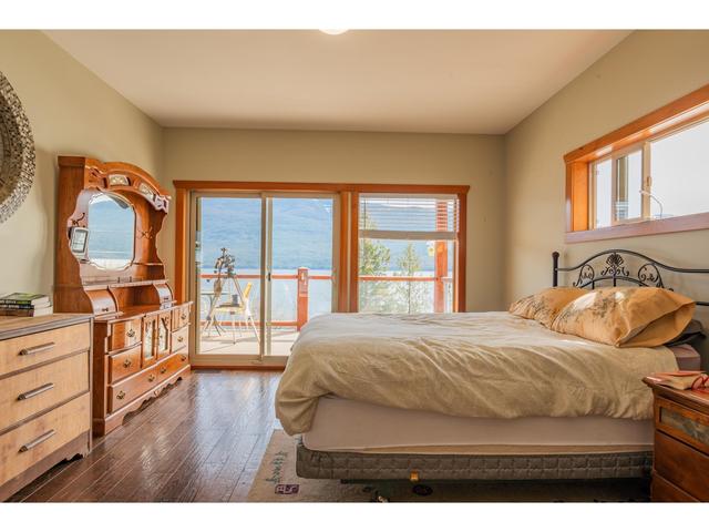 3558 Sprague St, House detached with 3 bedrooms, 4 bathrooms and null parking in Central Kootenay D BC | Image 88