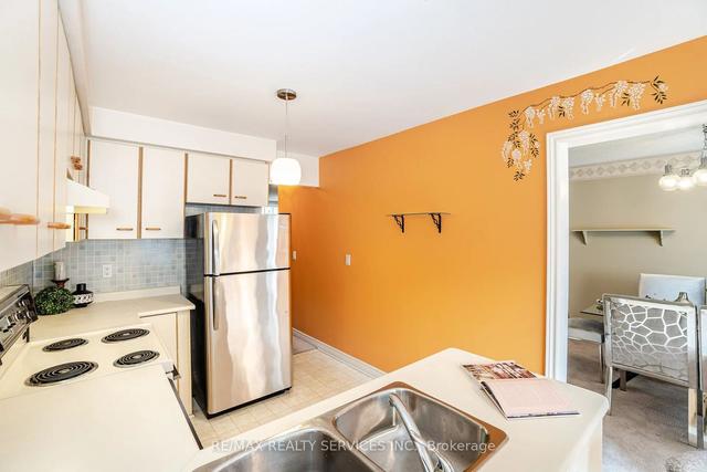 17 Hartnell Sq, Townhouse with 2 bedrooms, 3 bathrooms and 3 parking in Brampton ON | Image 3