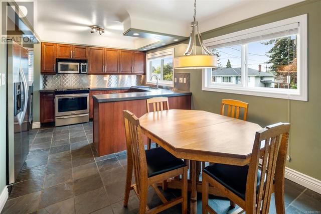 1870 Kings Rd, House detached with 4 bedrooms, 3 bathrooms and 4 parking in Saanich BC | Image 8