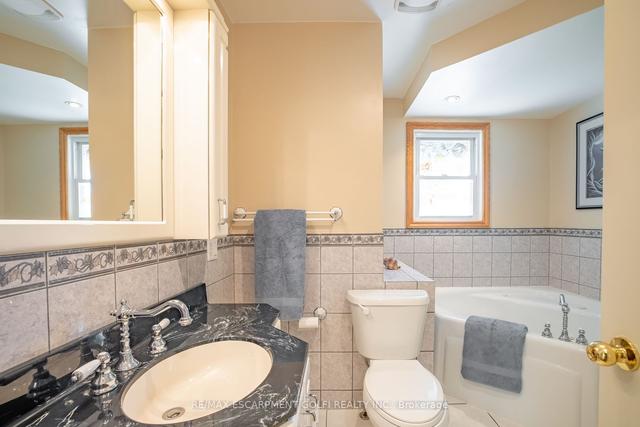 11 Glengarry Rd, House detached with 3 bedrooms, 2 bathrooms and 3 parking in St. Catharines ON | Image 6