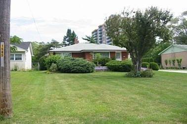 4065 Hickory Dr, House detached with 2 bedrooms, 3 bathrooms and 2 parking in Mississauga ON | Image 1