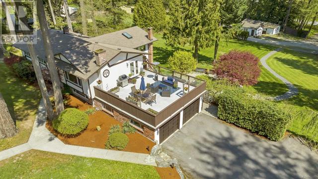5557 Old West Saanich Rd, House detached with 5 bedrooms, 4 bathrooms and 500 parking in Saanich BC | Image 2