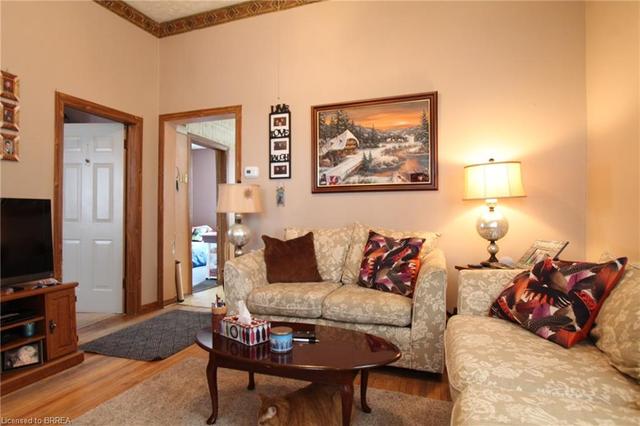 20 Holme St, House detached with 2 bedrooms, 1 bathrooms and 2 parking in Brantford ON | Image 4