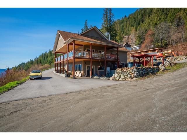 3558 Sprague St, House detached with 3 bedrooms, 4 bathrooms and null parking in Central Kootenay D BC | Image 16