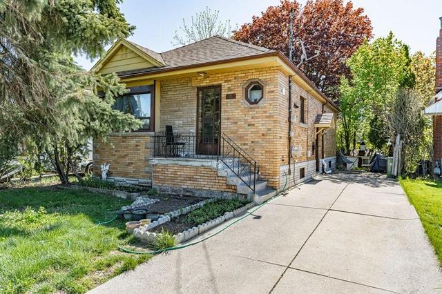 397 East 28th St, House detached with 5 bedrooms, 2 bathrooms and 4 parking in Hamilton ON | Image 2