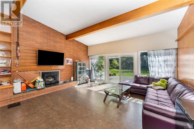 3401 Woodburn Ave, House detached with 4 bedrooms, 3 bathrooms and 1 parking in Oak Bay BC | Image 5