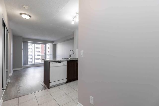 1001 - 5 Michael Power Pl, Condo with 1 bedrooms, 1 bathrooms and 1 parking in Toronto ON | Image 3