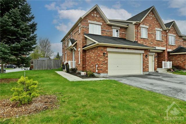 121 Tandalee Cres, Townhouse with 3 bedrooms, 3 bathrooms and 6 parking in Ottawa ON | Image 2
