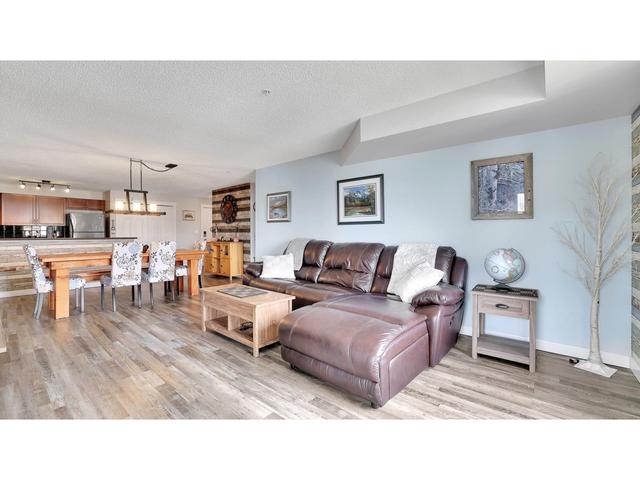 3216 - 205 Third Ave, Condo with 3 bedrooms, 2 bathrooms and 1 parking in Invermere BC | Image 2