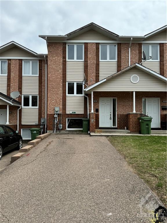 243 Willoughby Cres, Townhouse with 3 bedrooms, 2 bathrooms and 2 parking in Pembroke ON | Image 1