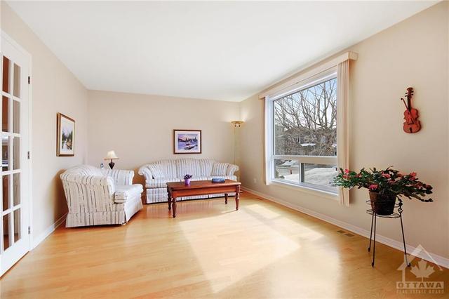 287 Montfort St, House detached with 3 bedrooms, 2 bathrooms and 2 parking in Ottawa ON | Image 6