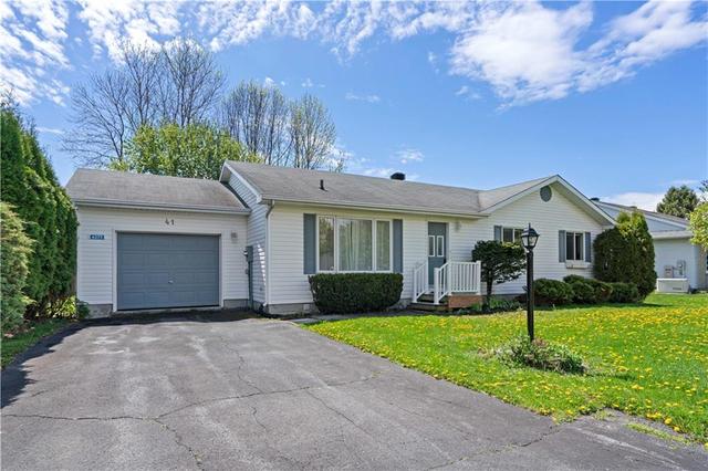 6277 Macrae Crt, House detached with 3 bedrooms, 2 bathrooms and 3 parking in South Glengarry ON | Image 1