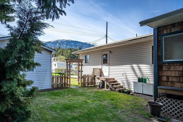 235 B Avenue, House detached with 2 bedrooms, 2 bathrooms and null parking in Central Kootenay D BC | Image 42