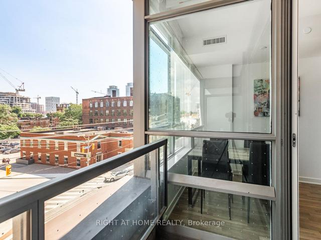 413 - 120 Parliament St, Condo with 3 bedrooms, 2 bathrooms and 1 parking in Toronto ON | Image 6