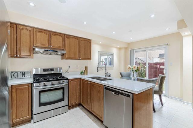 8 Hollingsworth Cir, House semidetached with 3 bedrooms, 3 bathrooms and 3 parking in Brampton ON | Image 3