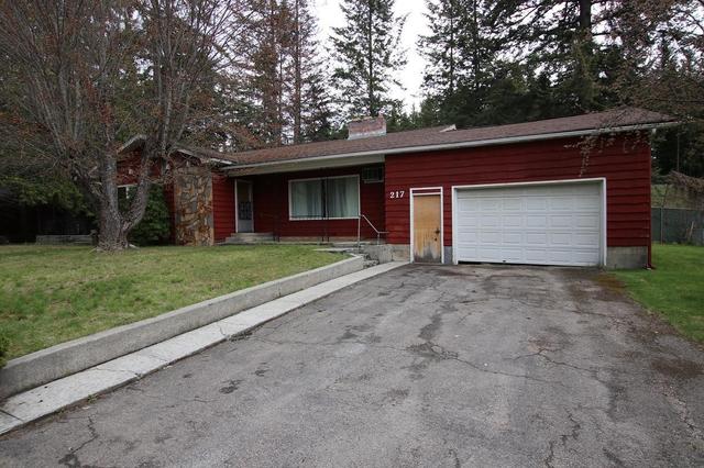 217 6th St, House detached with 5 bedrooms, 3 bathrooms and 4 parking in Nakusp BC | Image 2