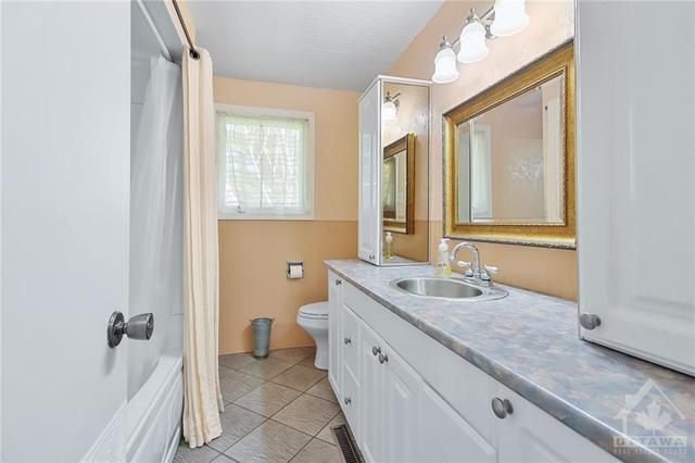 31 Parkglen Dr, House detached with 4 bedrooms, 2 bathrooms and 6 parking in Ottawa ON | Image 22