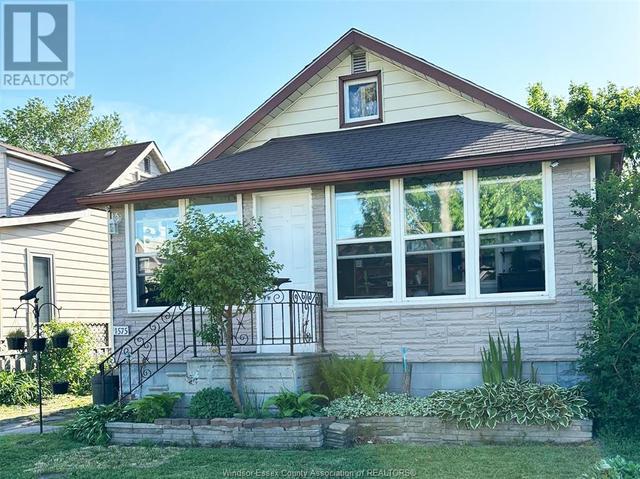 1575 Hickory, House detached with 4 bedrooms, 2 bathrooms and null parking in Windsor ON | Image 1