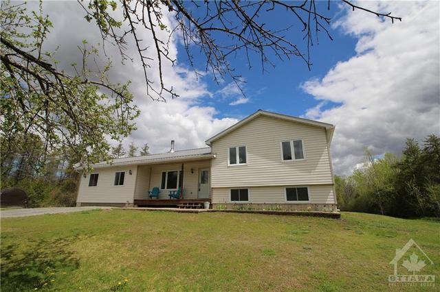 423 Donoghue Rd, House detached with 4 bedrooms, 2 bathrooms and 6 parking in North Grenville ON | Image 1
