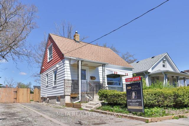121 Stewart St, House detached with 3 bedrooms, 1 bathrooms and 3 parking in Oakville ON | Image 1