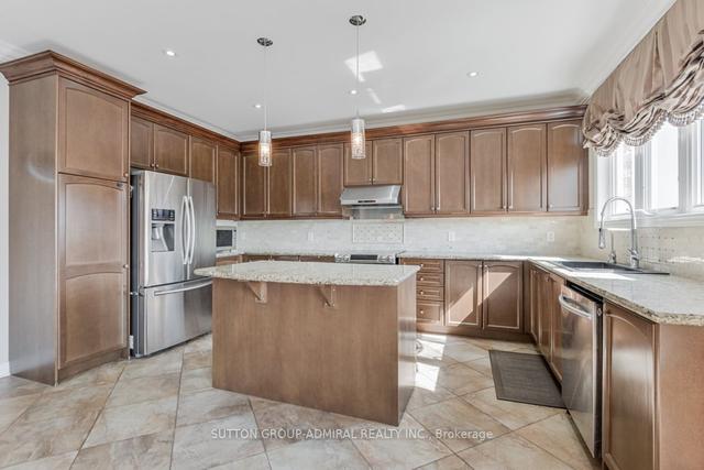 136 Santa Amato Cres, House detached with 4 bedrooms, 4 bathrooms and 6 parking in Vaughan ON | Image 3