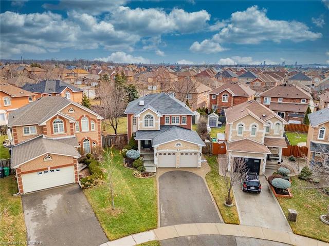 11 Fenflower Court, House detached with 4 bedrooms, 2 bathrooms and 6 parking in Brampton ON | Image 1