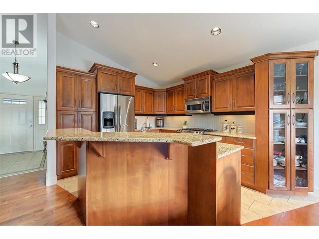 3429 Camelback Dr, House detached with 3 bedrooms, 2 bathrooms and 2 parking in Central Okanagan BC | Image 4
