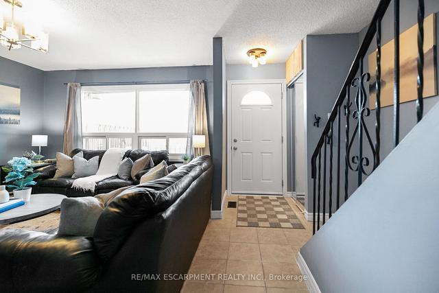 3 - 165 Limeridge Rd W, Townhouse with 2 bedrooms, 1 bathrooms and 1 parking in Hamilton ON | Image 3