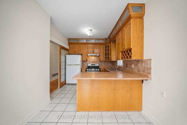 37 Monterey Rd, House detached with 3 bedrooms, 3 bathrooms and 7 parking in Vaughan ON | Image 3