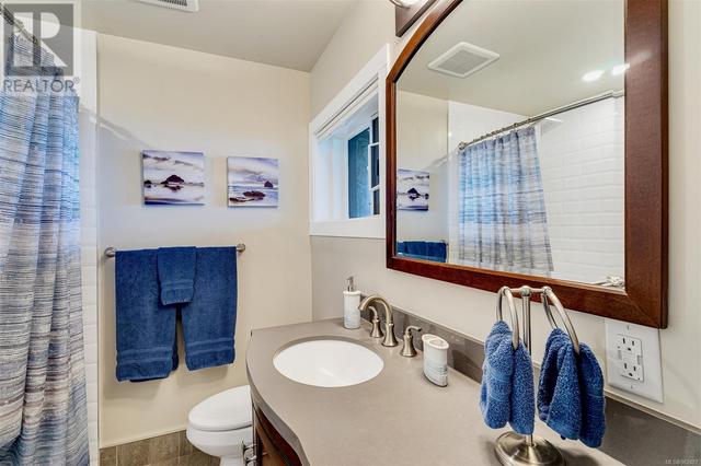 Oceanfront In-law Suite Bathroom | Image 34