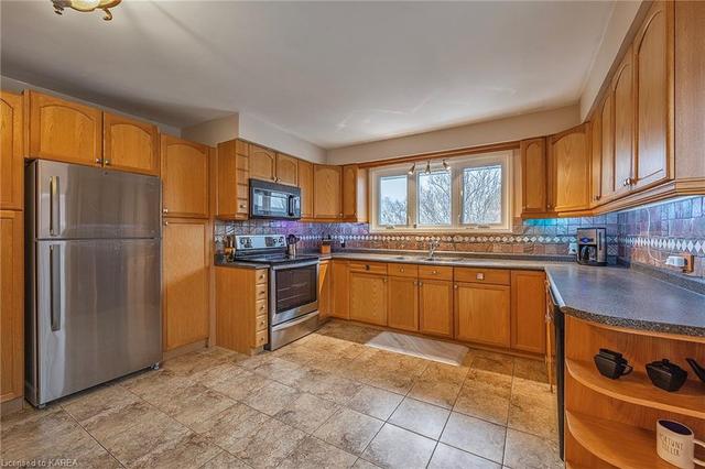 92 Brentwood Cres, House detached with 3 bedrooms, 3 bathrooms and null parking in Kingston ON | Image 2