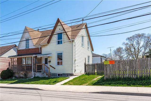 470 Ferguson Avenue N, House semidetached with 3 bedrooms, 1 bathrooms and 1 parking in Hamilton ON | Image 2