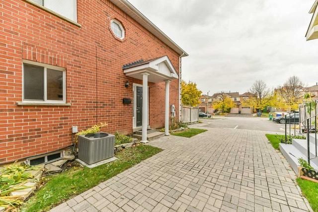 87 Millstone Dr, Townhouse with 3 bedrooms, 3 bathrooms and 2 parking in Brampton ON | Image 1