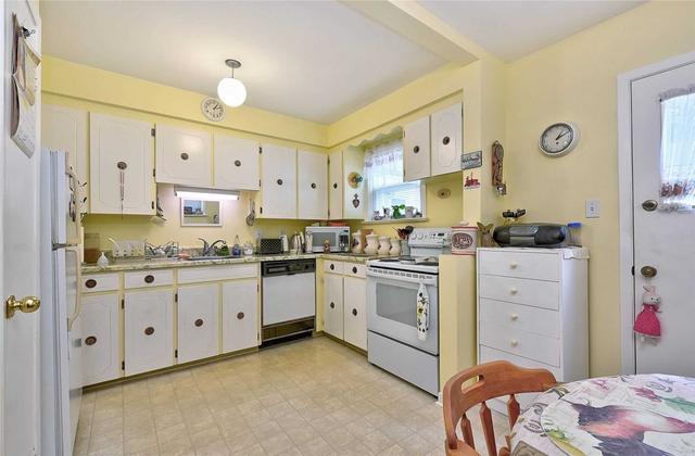 8 Savoy Ave, House detached with 2 bedrooms, 2 bathrooms and 2 parking in Toronto ON | Image 3