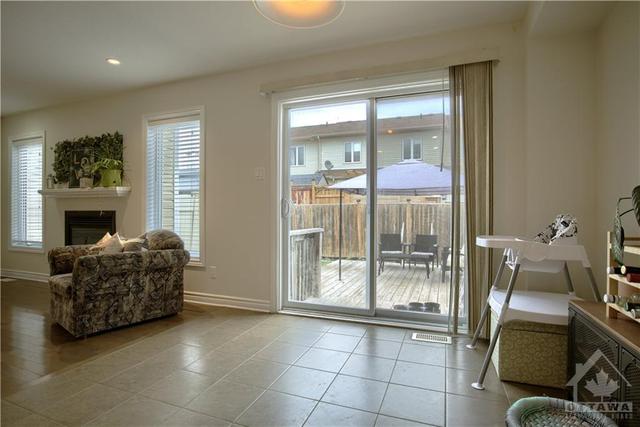 125 Dunforest Terr, Townhouse with 3 bedrooms, 3 bathrooms and 3 parking in Ottawa ON | Image 7