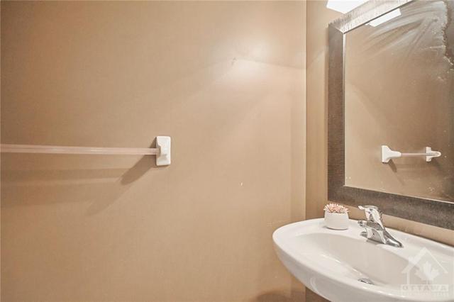 312 Quetico Private, Townhouse with 3 bedrooms, 3 bathrooms and 2 parking in Ottawa ON | Image 5