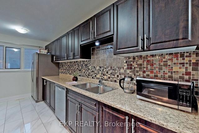 193 Fleetwood Cres, Townhouse with 3 bedrooms, 2 bathrooms and 1 parking in Brampton ON | Image 5