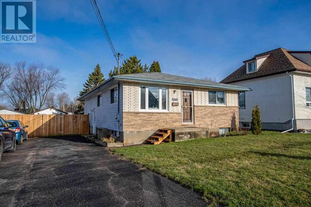 110 Empress Ave S, House detached with 2 bedrooms, 2 bathrooms and null parking in Thunder Bay ON | Image 1