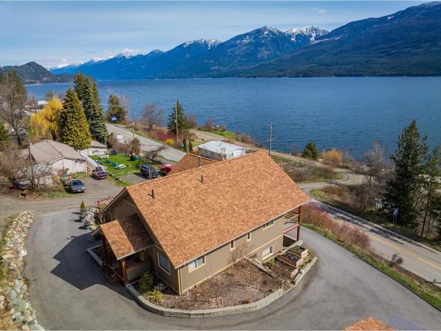 3558 Sprague St, House detached with 3 bedrooms, 4 bathrooms and null parking in Central Kootenay D BC | Image 2