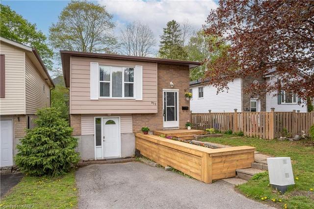 952 Old Colony Rd, House detached with 3 bedrooms, 2 bathrooms and 2 parking in Kingston ON | Image 1