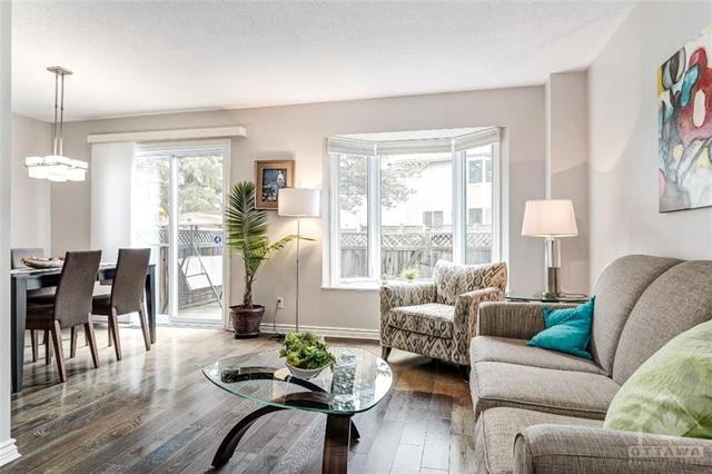 297 Valade Cres, Townhouse with 3 bedrooms, 3 bathrooms and 2 parking in Ottawa ON | Image 4